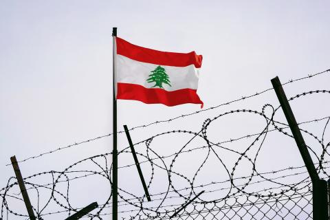 علم لبنان بين الأسلاك الشائكة