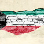 علم الكويت على خلفية من الحجر