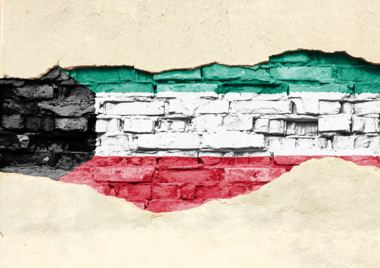 علم الكويت على خلفية من الحجر